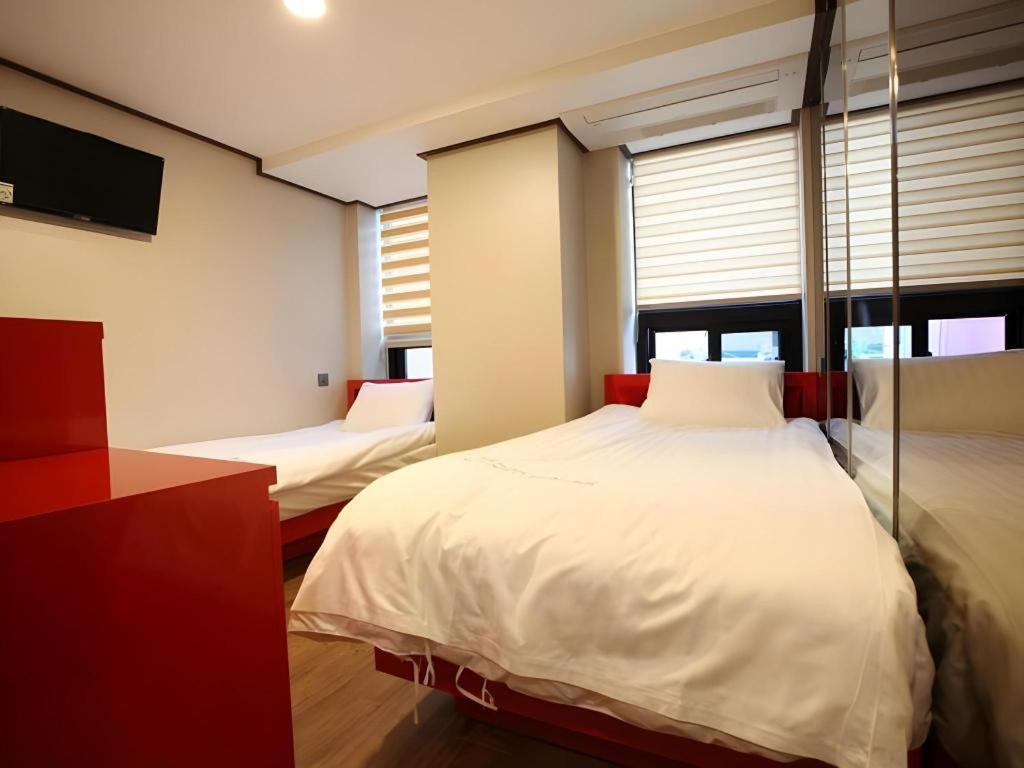 Myeongdong Mom House Hotel Seoul Bagian luar foto