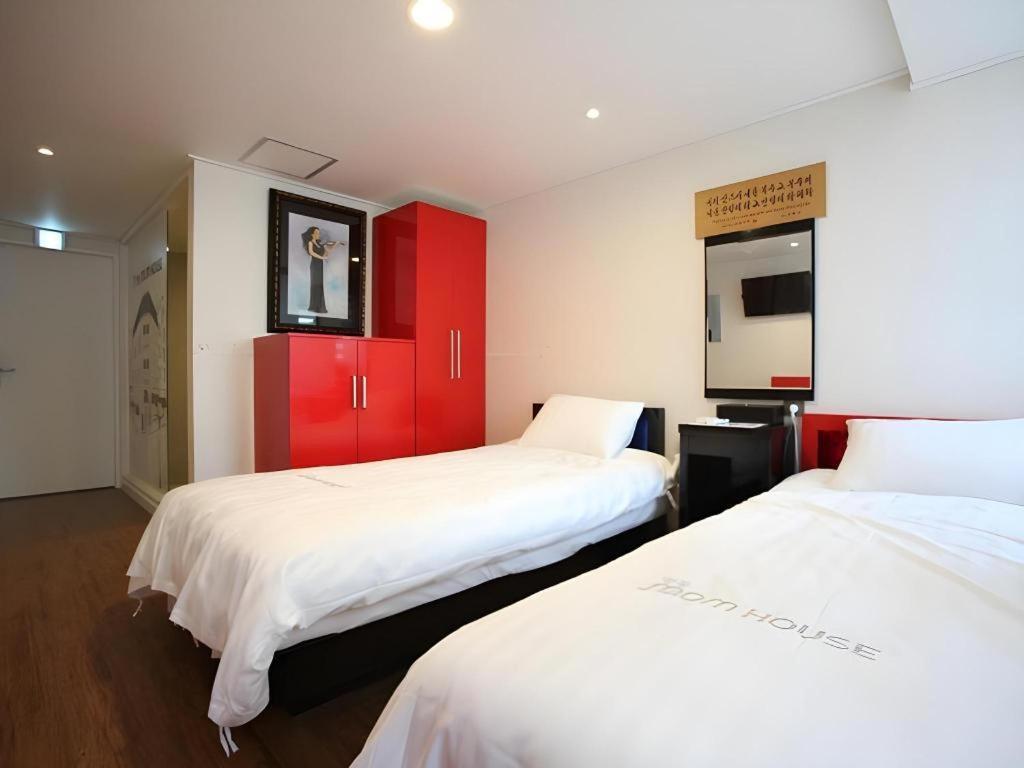 Myeongdong Mom House Hotel Seoul Bagian luar foto