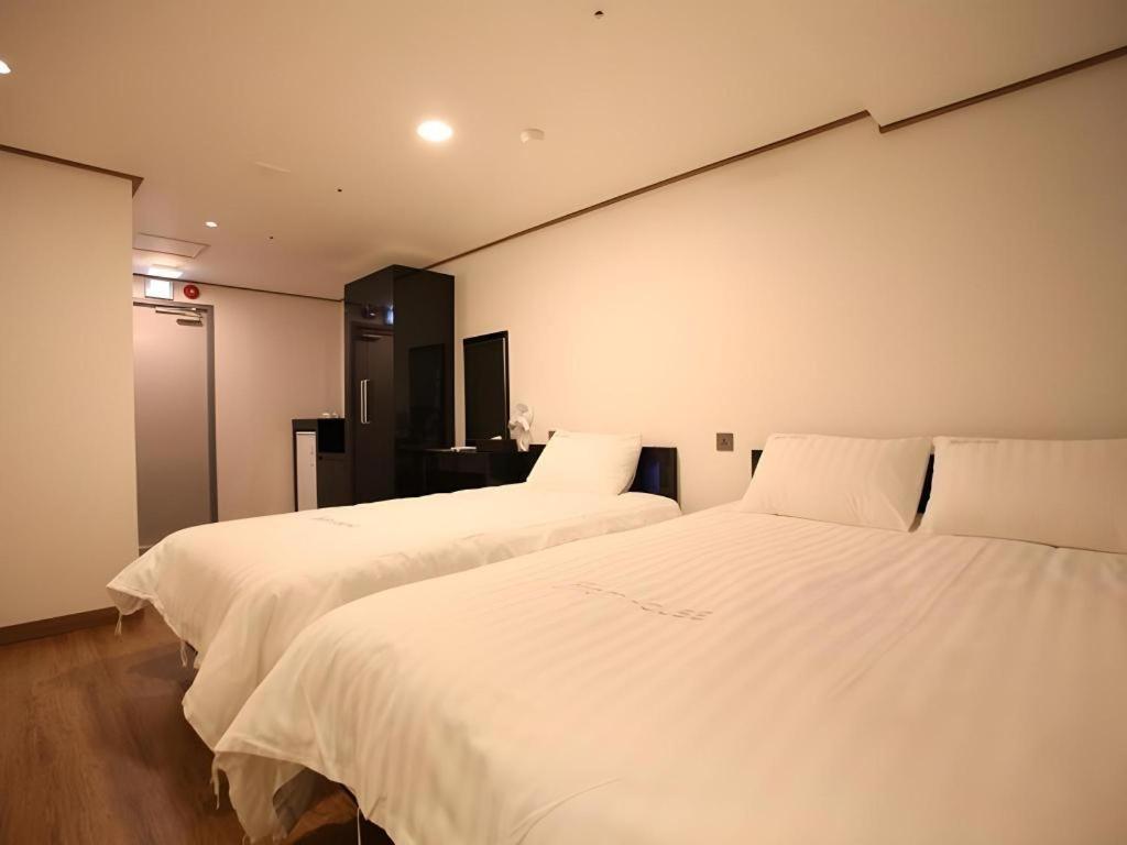 Myeongdong Mom House Hotel Seoul Bagian luar foto
