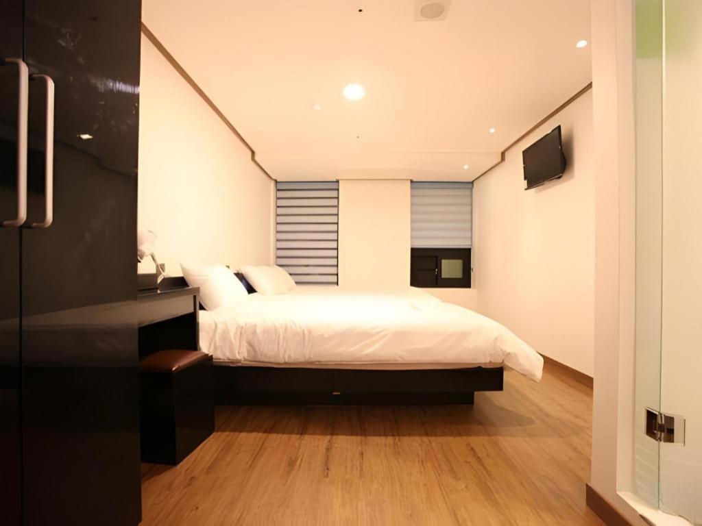 Myeongdong Mom House Hotel Seoul Bagian luar foto
