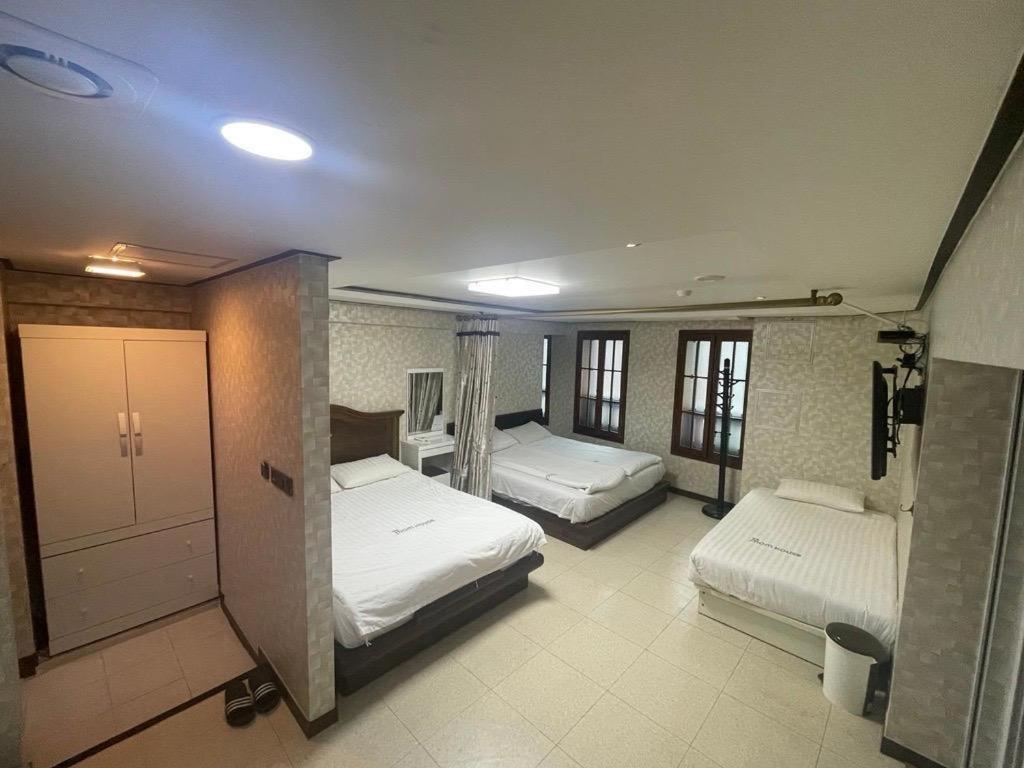 Myeongdong Mom House Hotel Seoul Bagian luar foto