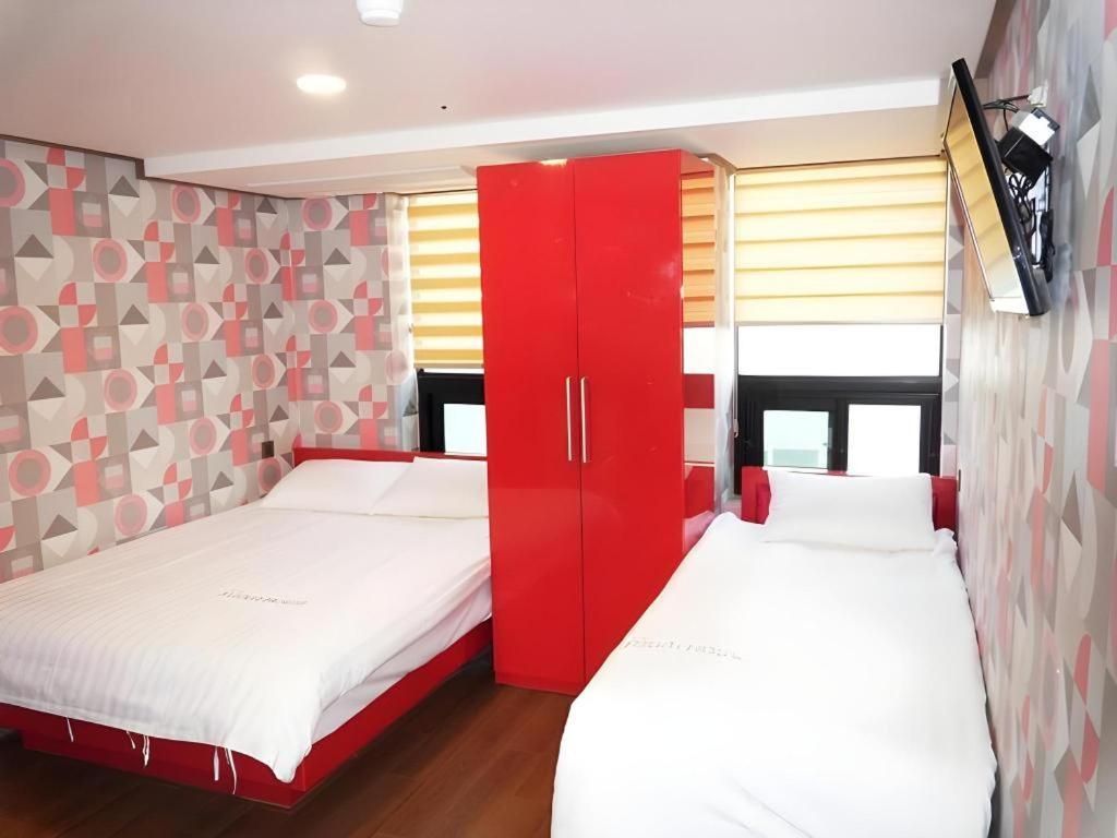 Myeongdong Mom House Hotel Seoul Bagian luar foto